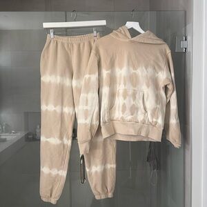 Strut this tiedie sweat set